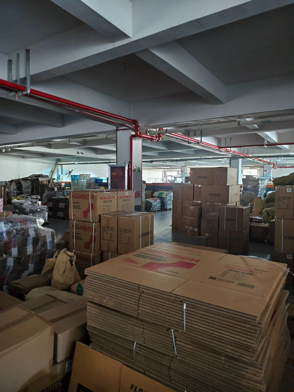 Caixas e materiais de embalagem no estoque