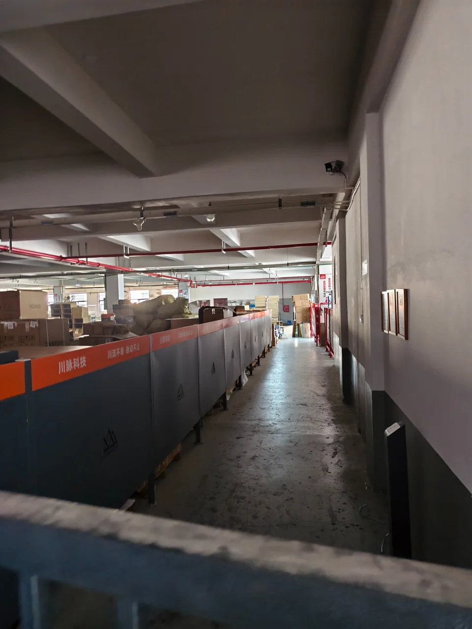 Corredor da oficina com a marca CHUANMAI